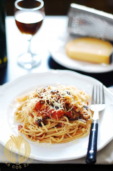 Spaghetti z bakłażanem i sosem pomidorowym