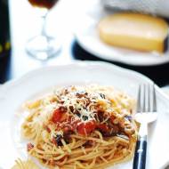 Spaghetti z bakłażanem i sosem pomidorowym