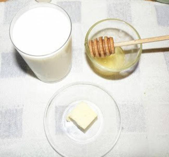 Mleko z miodem i masłem - zdrowiem płynące