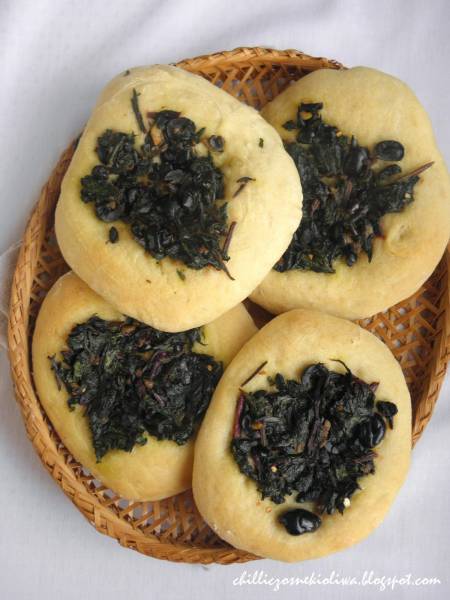 La Puddica Brindisina - Drożdżowe chlebki z botwiną, anchois i oliwkami