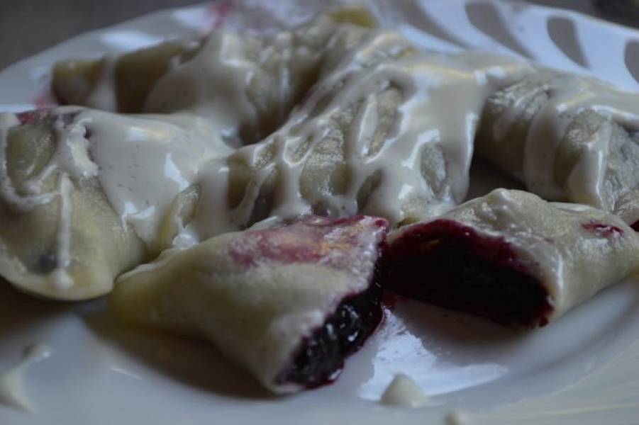 Pierogi z jagodami.