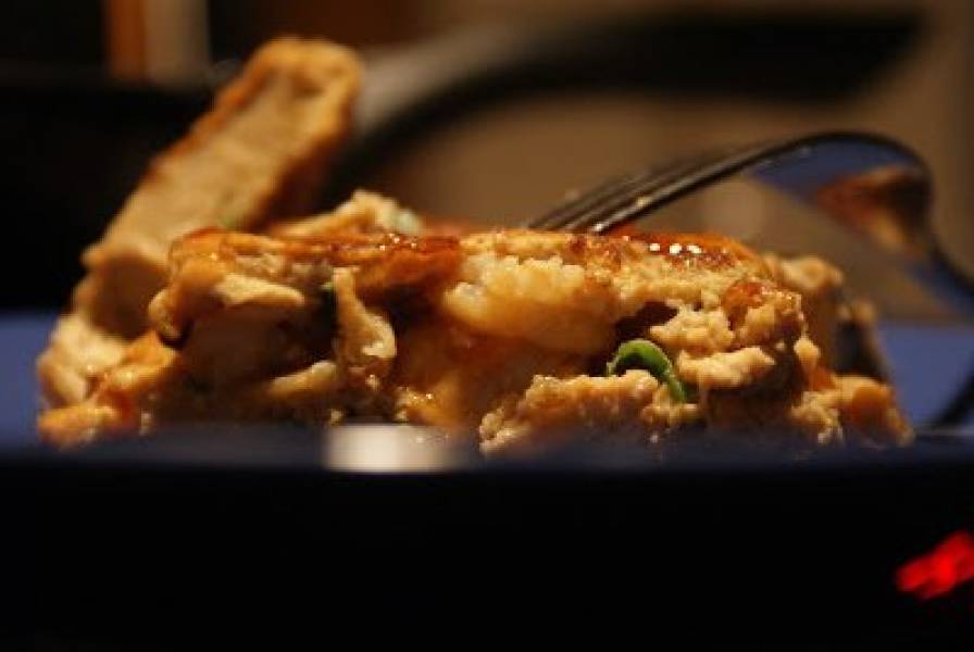 Omlet po chińsku z krewetkami, kurczakiem i słodkim sosem chilli