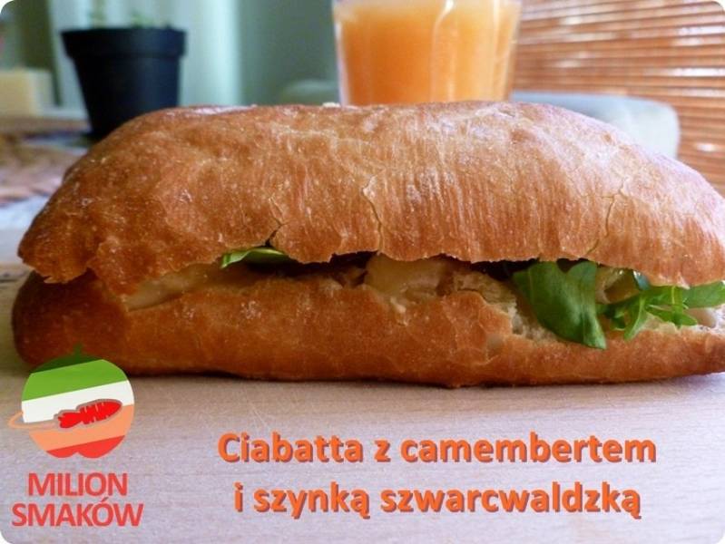 Ciabatta z serem camembert i szynką szwarcwaldzką