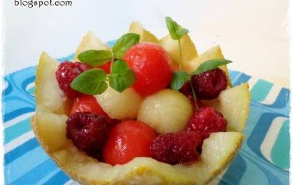 Sałatka owocowa z melonem, arbuzem i malinami