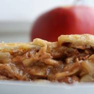 Tradycyjny Apple Pie z ogromną ilością jabłek, cynamonu i karmelu/Tarta z jabłkami