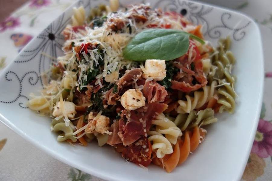 Makaron ze szpinakiem, szynką włoską, fetą i pomidorami