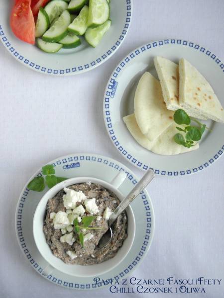 Pasta z czarnej fasoli i sera feta po grecku