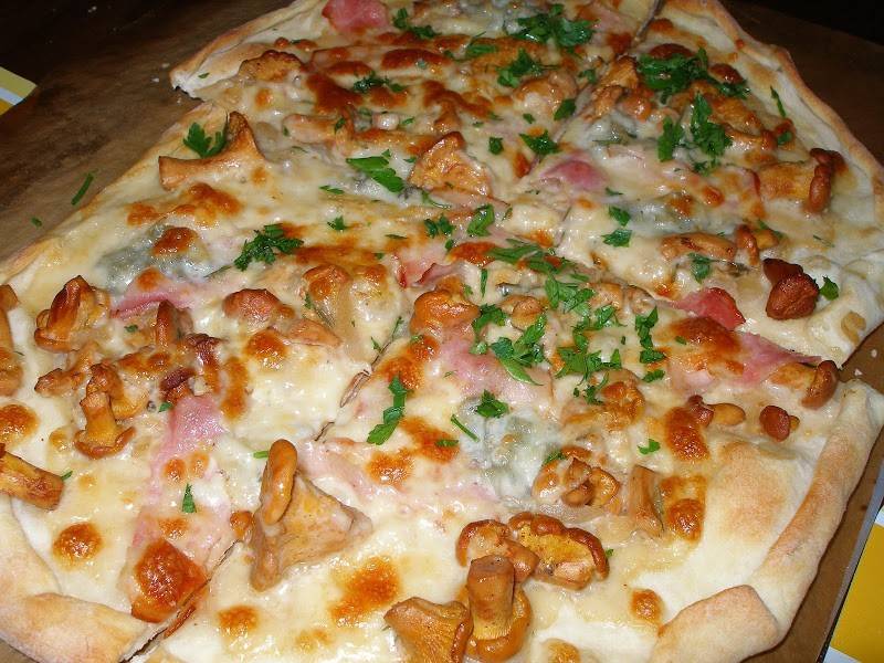 Leśna pizza z kurkami, boczkiem i gorgonzolą