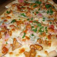Leśna pizza z kurkami, boczkiem i gorgonzolą