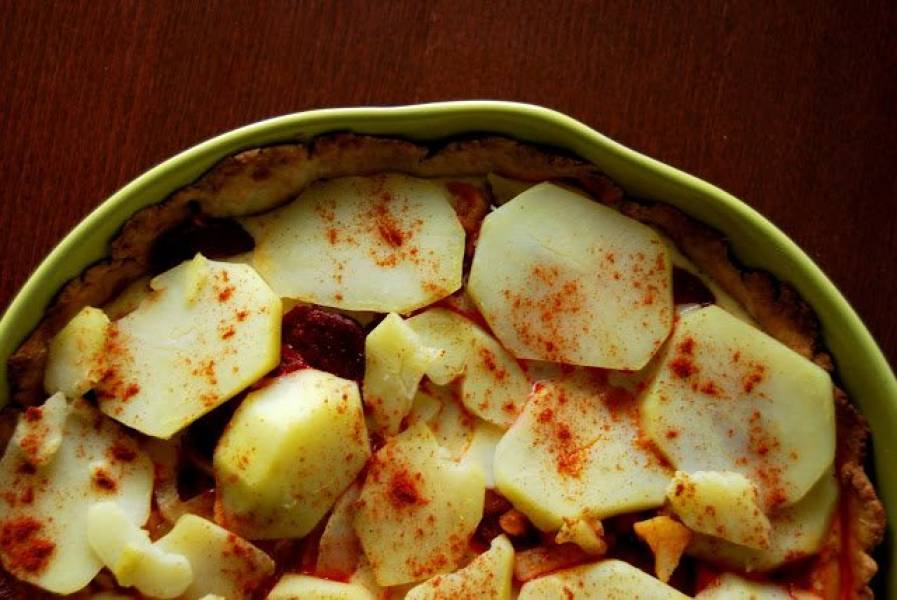 Tarta z chorizo, ziemniakami i cebulą