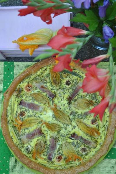Tarta z kwiatami cukinii, kozim serem oraz z szynką parmeńską