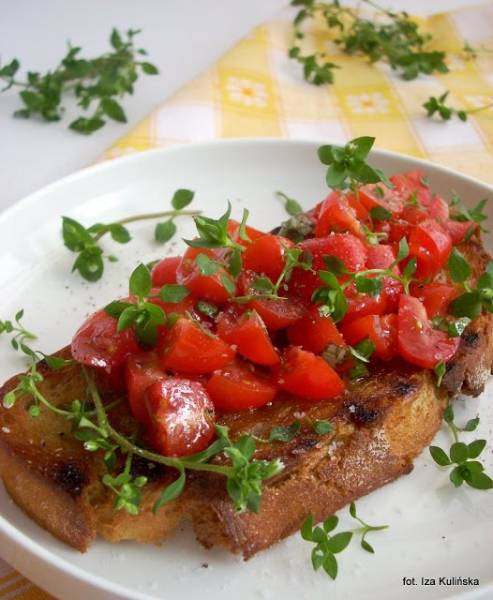 Bruschetta z pomidorkami i gwiazdnicą