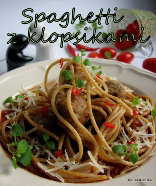 Razowe spaghetti z klopsikami i sosem pomidorowym