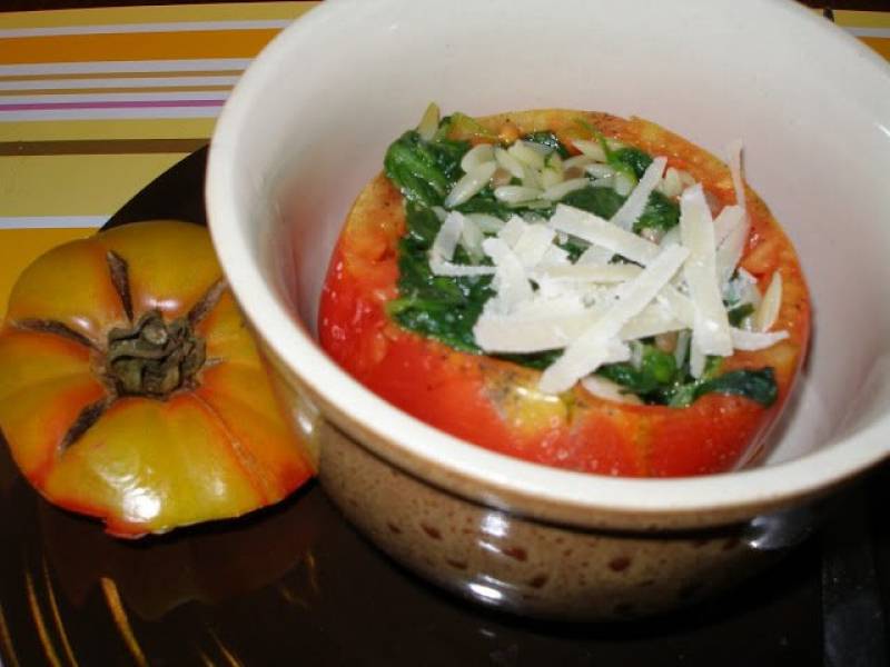 Pomidory faszerowane szpinakiem z czosnkiem, makaronem i parmezanem