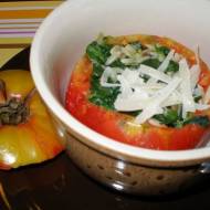 Pomidory faszerowane szpinakiem z czosnkiem, makaronem i parmezanem