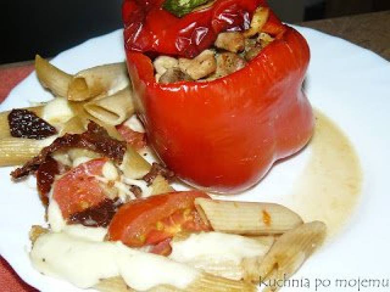 Indyk z kurczakiem zapieczone w papryce na pełnoziarnistym penne z mozzarellą i pomidorami
