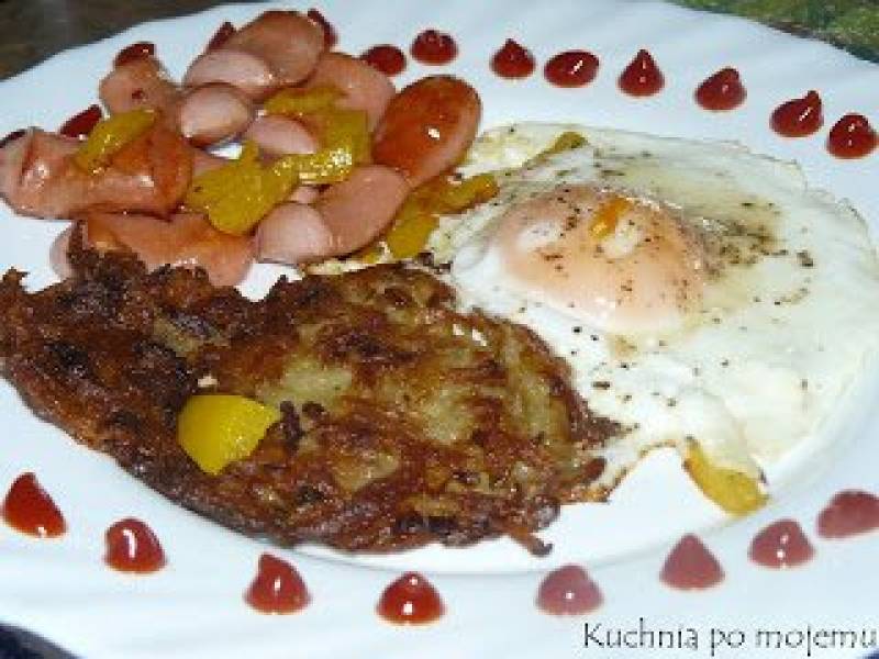 Jajko, placek ziemniaczany i parówka, czyli obiad po studencku - bez gotowania.