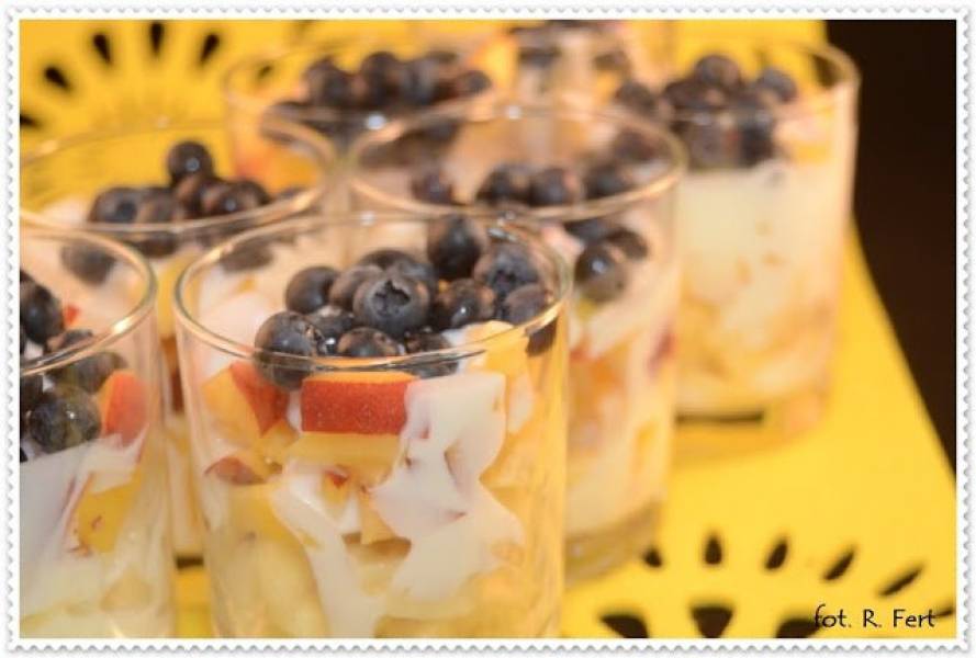 Lekki i energetyczny deser - owoce otulone jogurtowym sosem z nutką miodu i limonki