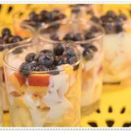 Lekki i energetyczny deser - owoce otulone jogurtowym sosem z nutką miodu i limonki