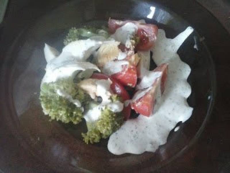 Sałatka z brokuła, jajka i pomidora w sosie ziołowo - czosnkowym