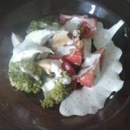 Sałatka z brokuła, jajka i pomidora w sosie ziołowo - czosnkowym