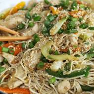 Makaron Chow Mein z kurczakiem, warzywami i sosem hoisin