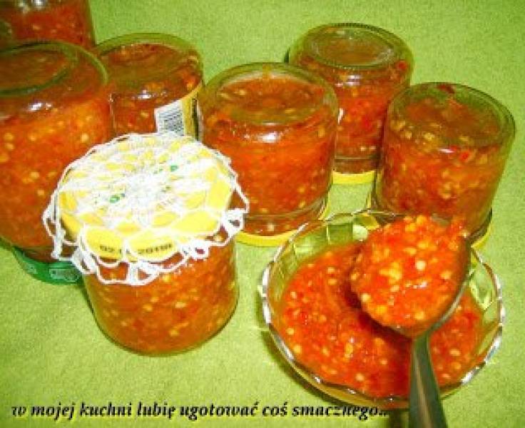 smaczny domowy słodko-ostry sos z papryczek chilli...