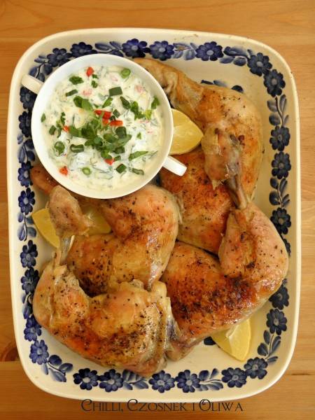 Pieczony kurczak z pikantnym sosem tzatziki, czyli pomysł na rodzinny obiad w stylu greckim