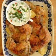 Pieczony kurczak z pikantnym sosem tzatziki, czyli pomysł na rodzinny obiad w stylu greckim