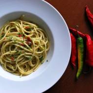 Spaghetti z pesto pietruszkowo-czosnkowym i chili