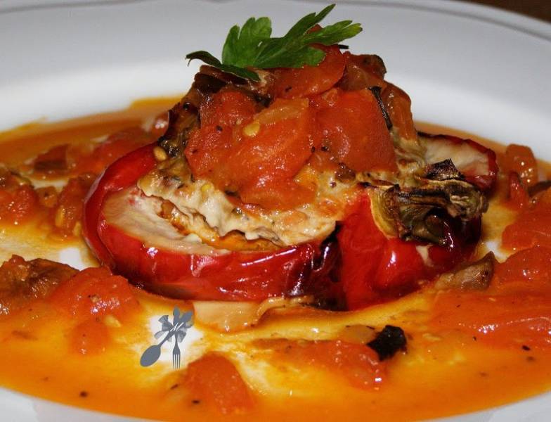 Kolorowa papryka zapiekana z mięsem, w sosie pomidorowo - grzybowym