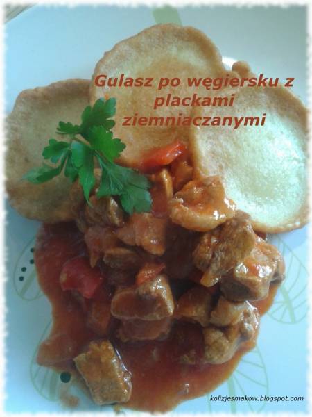 Gulasz po węgiersku z plackami ziemniaczanymi
