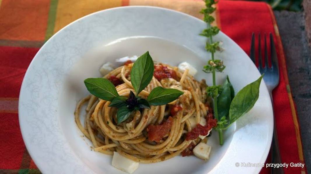 Spaghetti z pieczonymi pomidorami i pesto