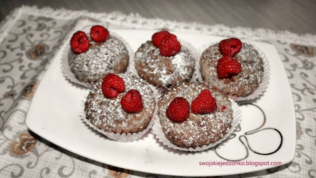 Muffinki z malinami i białą czekoladą