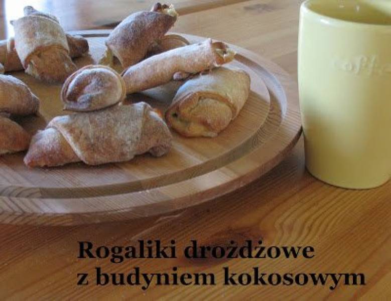 Rogaliki drożdżowe z budyniem kokosowym