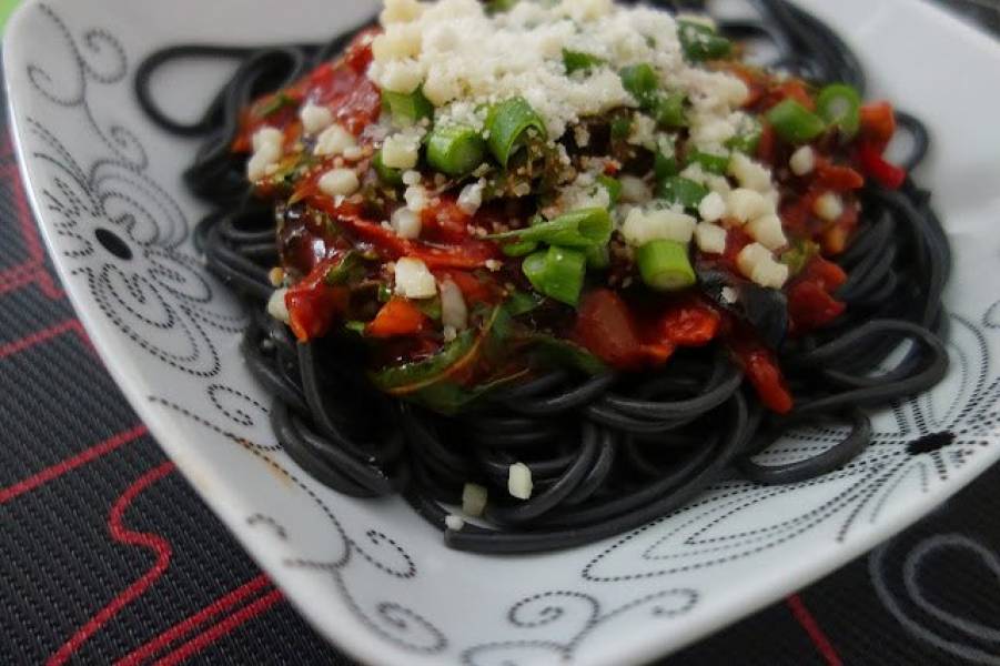 Czarne spaghetti z boczkiem i sosem pomidorowym