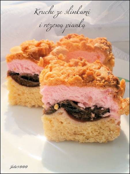 Kruche ciasto ze śliwkami i różową pianką