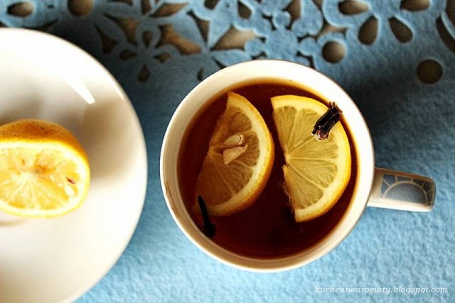 Rozgrzewająca herbata z goździkami, cytryną i miodem