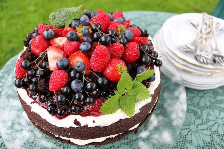 Tort czekoladowo-śmietankowy z owocami