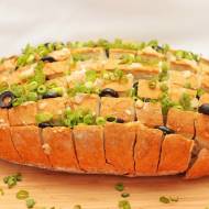 Chleb zapiekany z mozzarellą i oliwkami