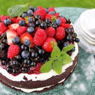 Tort czekoladowo-śmietankowy z owocami