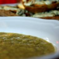 Zupa krem z porów oraz bruschetta z gruszką, orzechami włoskimi i gorgonzolą