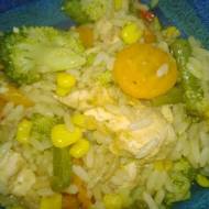 Smażony ryż z kurczakiem i warzywami