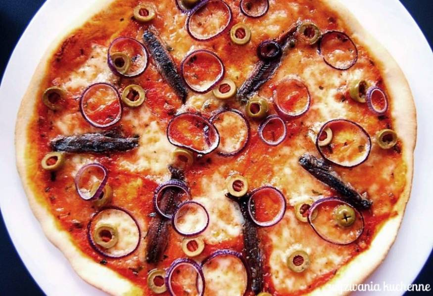 Pizza z anchois i oliwkami