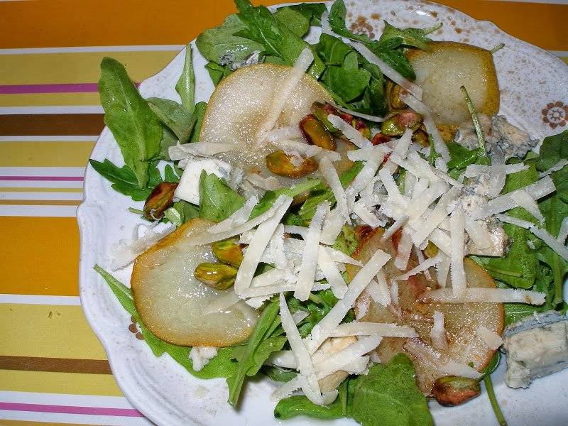 Sałatka z rukolą, gruszką i gorgonzolą