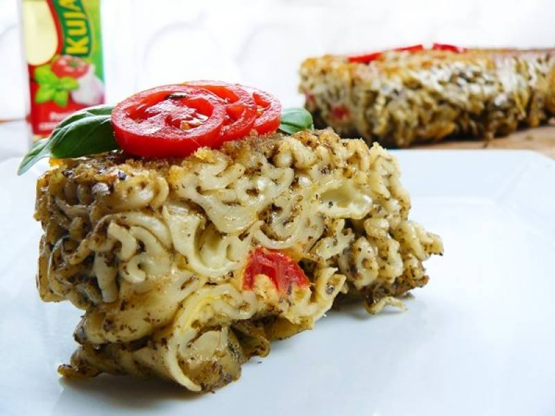 Keks makaronowy z bazyliowym pesto , mozzarellą i pomidorkami koktajlowymi