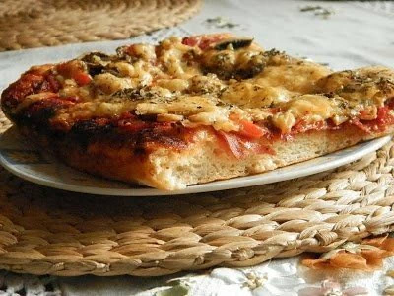 Pizza na grubym cieście z salami i serem