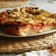Pizza na grubym cieście z salami i serem
