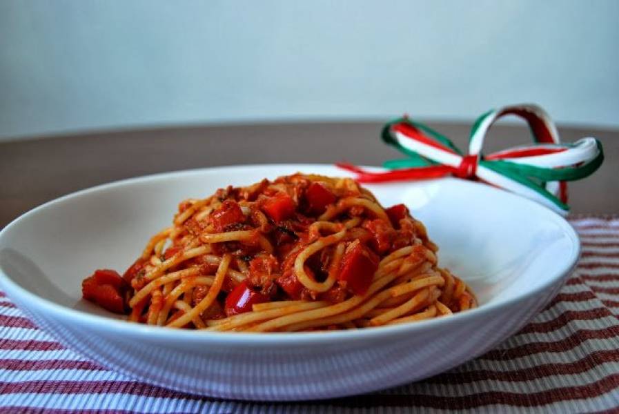 Spaghetti z tuńczykiem i papryką w sosie pomidorowym