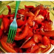 Sałatka z pomidora, papryki i czerwonej cebuli
